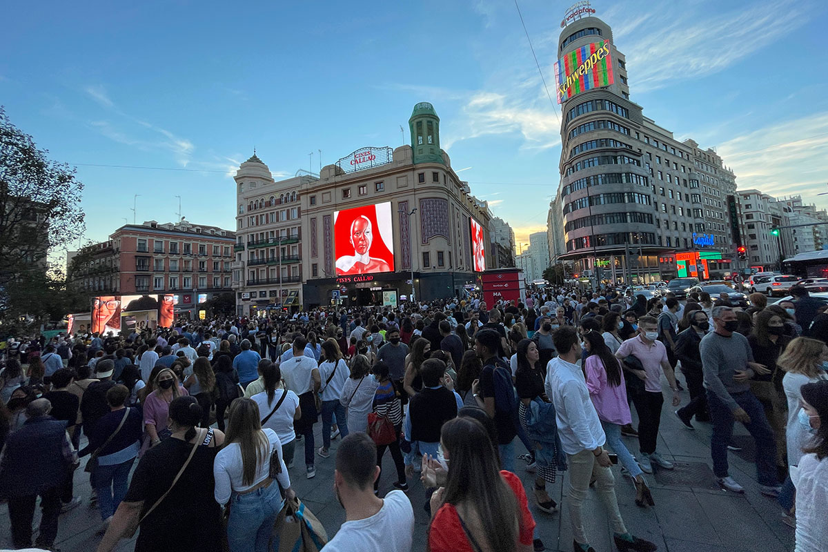 Personas paseando por la Gran VÃa de Madrid: FOTO: Javier Barbancho.
